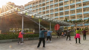 公園亦為太極等低衝擊力運動提供了硬面鋪築地區。這類運動能夠紓緩壓力、焦慮和憂鬱，有助於改善心理健康。